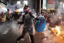 Photo of video | Poliția din Hong Kong a deschis focul asupra protestatarilor. Un tânăr a fost operat de urgență