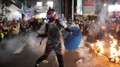 Photo of video | Poliția din Hong Kong a deschis focul asupra protestatarilor. Un tânăr a fost operat de urgență