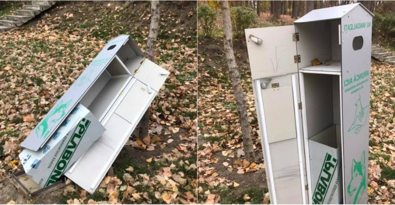 Photo of foto | Au fost deschise și date la pământ. Pubelele pentru colectarea excrementelor animalelor, vandalizate la Valea Morilor