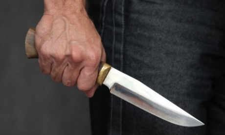 Photo of Un bărbat ar fi pus mâna pe cuțit după beție. Prietenul de pahar, internat cu leziuni în regiunea gâtului