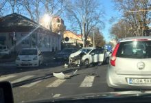 Photo of foto | Accident rutier pe o stradă din capitală. Două automobile s-au ciocnit violent