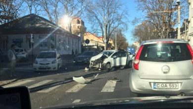 Photo of foto | Accident rutier pe o stradă din capitală. Două automobile s-au ciocnit violent
