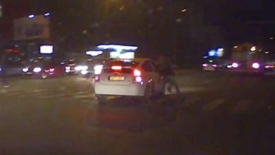 Photo of video | Accident rutier pe o stradă din capitală. Un șofer de taxi a tamponat un tânăr pe o trecere de pietoni