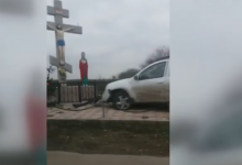 Photo of video | Călătorie cu năbădăi. Un angajat al Serviciului Vamal a intrat cu mașina într-un crucifix din Vulcănești