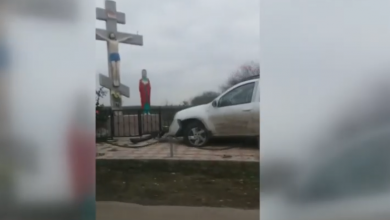 Photo of video | Călătorie cu năbădăi. Un angajat al Serviciului Vamal a intrat cu mașina într-un crucifix din Vulcănești
