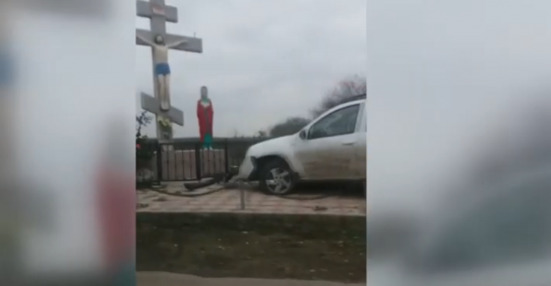 Photo of video | Călătorie cu năbădăi. Un angajat al Serviciului Vamal a intrat cu mașina într-un crucifix din Vulcănești