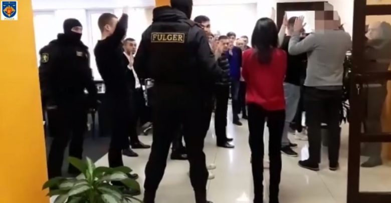 Photo of video | Rețineri „Fulger” la oficiul unor brokeri din Chișinău, care au înșelat mai mulți investitori din Rusia