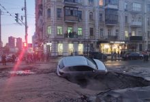 Photo of foto, video | Nu doar la Chișinău se întâmplă. O porțiune de drum din centrul Kievului s-a surpat și era cât pe ce „să înghită” două mașini