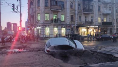 Photo of foto, video | Nu doar la Chișinău se întâmplă. O porțiune de drum din centrul Kievului s-a surpat și era cât pe ce „să înghită” două mașini