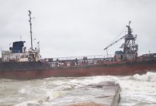 Photo of video | O corabie sub pavilionul Moldovei a eșuat lângă Odesa. La bord s-ar afla între 3 și 15 persoane care au refuzat evacuarea