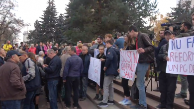 Photo of video | Susținătorii Maiei Sandu s-au adunat în fața Parlamentului. Manifestanții scandează „Dodon trădător”