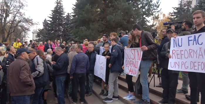 Photo of video | Susținătorii Maiei Sandu s-au adunat în fața Parlamentului. Manifestanții scandează „Dodon trădător”
