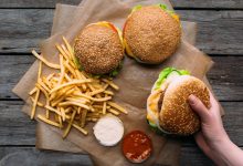 Photo of Astăzi este Ziua Fast-Food-ului. 10 lucruri mai puțin cunoscute despre burgeri, cola și cartofii pai