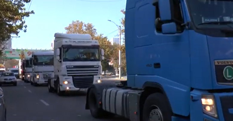 Photo of video | Guvernul are din nou vizite „conflictuale”. Transportatorii vin cu TIR-urile în fața Executivului pentru a continua protestele