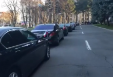Photo of video | Diplomații din mai multe state s-ar fi întrunit la Guvern. Mai multe mașini ale ambasadelor, parcate lângă Executiv