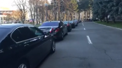 Photo of video | Diplomații din mai multe state s-ar fi întrunit la Guvern. Mai multe mașini ale ambasadelor, parcate lângă Executiv