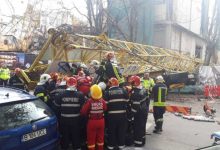 Photo of foto | A căzut peste un automobil care circula alături. O macara s-a prăbușit în centrul Bucureștiului