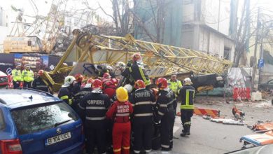 Photo of foto | A căzut peste un automobil care circula alături. O macara s-a prăbușit în centrul Bucureștiului