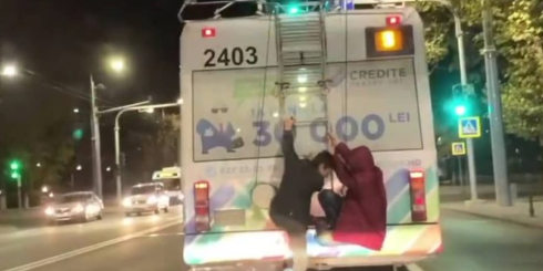 Photo of foto | O călătorie cu troleibuzul te costă doi lei sau… părul ciufulit și un strop de adrenalină. Aventura „aeriană” a unor tineri din capitală