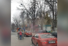 Photo of video | Tot ce are roți circulă pe carosabil? Un bărbat, surprins cu un tomberon de gunoi în mijlocul unei străzi din capitală