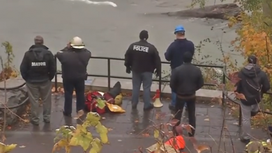 Photo of video | Operațiune de salvare contra cronometru în cascada Niagara. Un bărbat a stat două ore în apa rece ca gheața