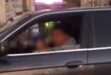 Photo of video | Ar fi vrut să învețe bebelușul să conducă? Reacția unui bărbat după ce i s-a făcut observație că șofează având copilul în brațe