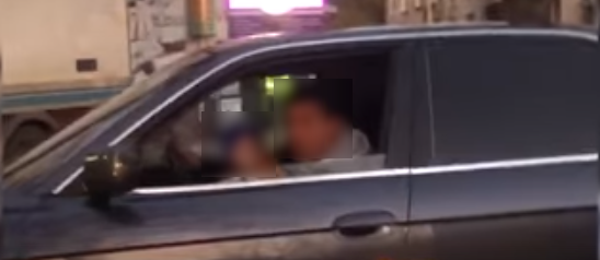 Photo of video | Ar fi vrut să învețe bebelușul să conducă? Reacția unui bărbat după ce i s-a făcut observație că șofează având copilul în brațe