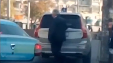 Photo of video | Serafim Urechean a fost surprins cum își parchează neregulamentar mașina. Cum își motivează fapta fostul primar?