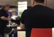 Photo of video | O femeie a luat la rost vizitatoarea unui centru comercial pentru că… ar fi râs. „Ție îți încurcă că stau cu omul meu la masă?”