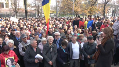 Photo of video | Zeci de oameni s-au adunat în fața Parlamentului. Protestatarii manifestează pentru susținerea Guvernului