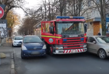 Photo of video | „Nesimțirea unora îi poate costa viața pe alții”. O autospecială, blocată în trafic din cauza unui șofer care a parcat pe marginea drumului