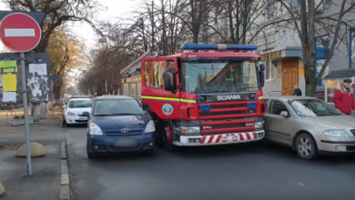 Photo of video | „Nesimțirea unora îi poate costa viața pe alții”. O autospecială, blocată în trafic din cauza unui șofer care a parcat pe marginea drumului