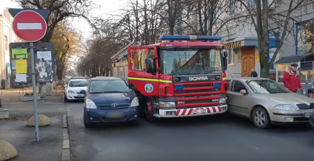 Photo of video | „Nesimțirea unora îi poate costa viața pe alții”. O autospecială, blocată în trafic din cauza unui șofer care a parcat pe marginea drumului