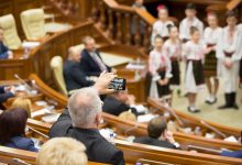 Photo of video | Colinde la Parlament cu ocazia încheierii activității. Cât de „sârguincioși” au fost deputații în sesiunea curentă?