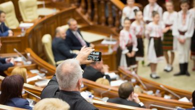 Photo of video | Colinde la Parlament cu ocazia încheierii activității. Cât de „sârguincioși” au fost deputații în sesiunea curentă?