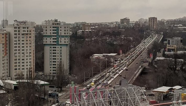 Photo of foto, video | Cozi kilometrice de mașini pe străzile capitalei. Ambuteiajele infernale de azi au fost surprinse în imagini