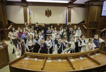 Photo of video | Ce calități trebuie să aibă un deputat? Elevii unui gimnaziu din Chișinău au răspuns la această întrebare