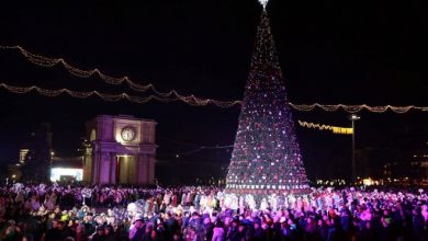 Photo of foto | Ziua gratis, seara – sute de lei. Cât trebuie să scoată din buzunar un părinte pentru a-și distra copilul la caruselele din Piața Marii Adunări Naționale?