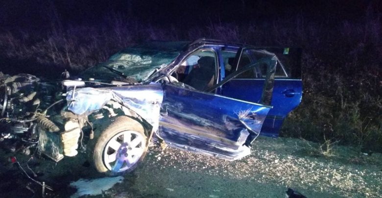 Photo of foto | Un șofer, transportat de SMURD la spital după ce a ajuns cu mașina într-un șanț. În vehicul se mai aflau doi pasageri