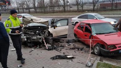 Photo of foto | O mașină, făcută zob în această dimineață în centrul capitalei. Două persoane, transportate la spital