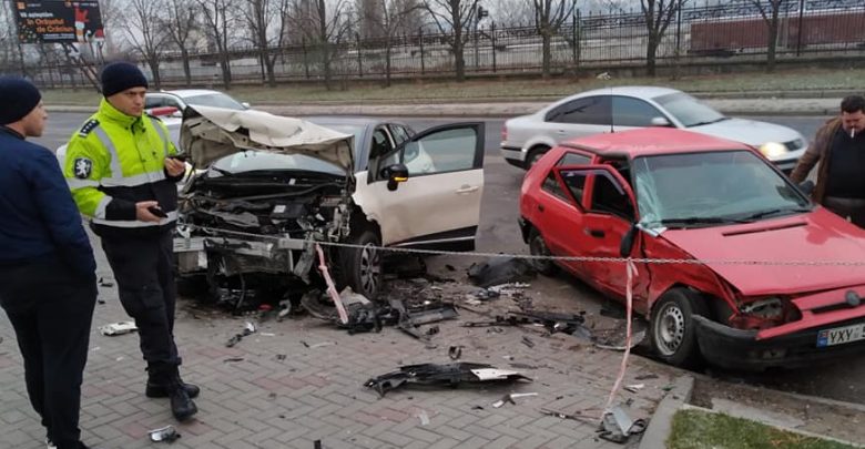 Photo of foto | O mașină, făcută zob în această dimineață în centrul capitalei. Două persoane, transportate la spital