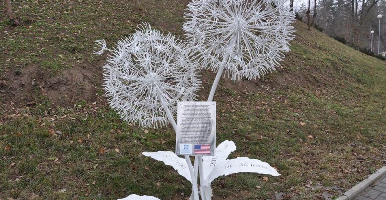 Photo of foto | Un nou monument, inaugurat în parcul Valea Morilor. Cui este dedicată sculptura celor două păpădii?