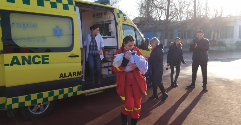 Photo of video | Un bebeluș de doar două zile, transportat de urgență cu elicopterul la București. Micuțul are nevoie de o intervenție chirurgicală