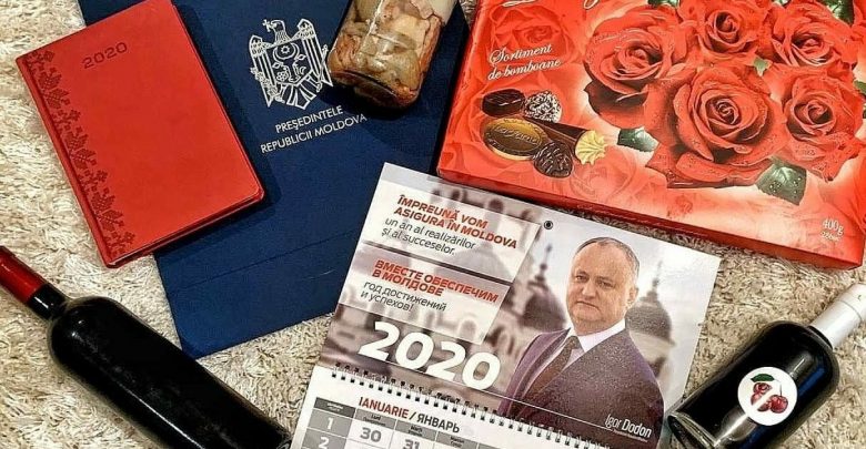 Photo of foto | Dodon a organizat o întâlnire privată cu jurnaliștii: „Le-am dăruit vin, vișinată și tușoncă”