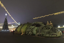 Photo of Decorațiuni de Crăciun #ZambițchiStyle. Acesta ar putea plăti cu funcția pentru reptila adusă în Piața Marii Adunări Naționale
