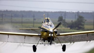 Photo of Un preot a stropit un oraș cu peste 400 de litri de apă sfințită aruncată din avion. El vrea ca aceasta să devină o tradiție