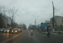 Photo of video | Unde ne grăbim? O mămică cu un copil, surprinsă cum traversează neregulamentar o stradă din Ungheni