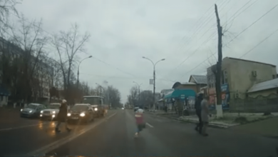 Photo of video | Unde ne grăbim? O mămică cu un copil, surprinsă cum traversează neregulamentar o stradă din Ungheni