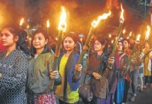Photo of video | Manifestații violente în India! Motivul pentru care protestatarii mărşăluiesc cu torţe şi incendiază maşini