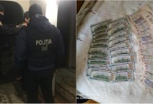 Photo of video | Doi bărbați ar fi furat jumătate de milion de lei de la o întreprindere. Momentul în care cei de la „Fulger” descind în locuința lor